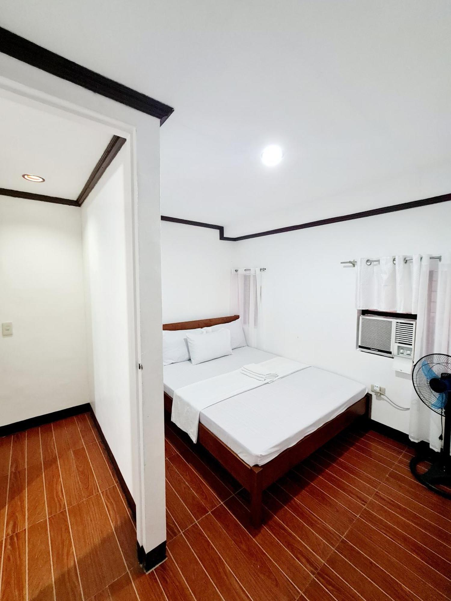 Calapan City Fully Furnished House Transient Near Xentromall L39 Ngoại thất bức ảnh